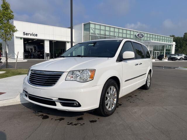 2016 Chrysler Town and Country Touring — photo 1 of 26