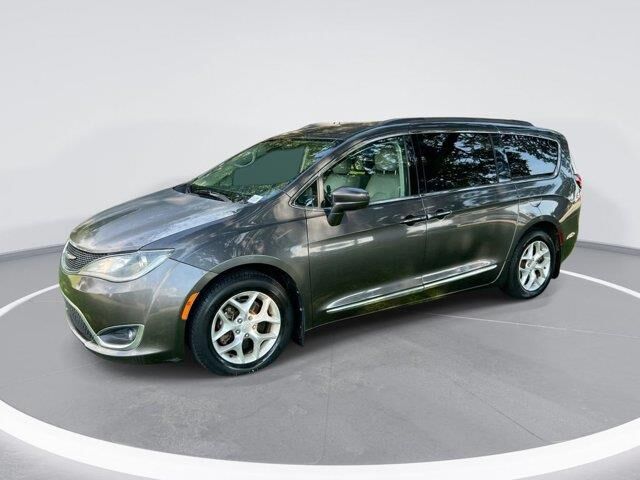 2017 Chrysler Pacifica Touring-L — photo 1 of 1