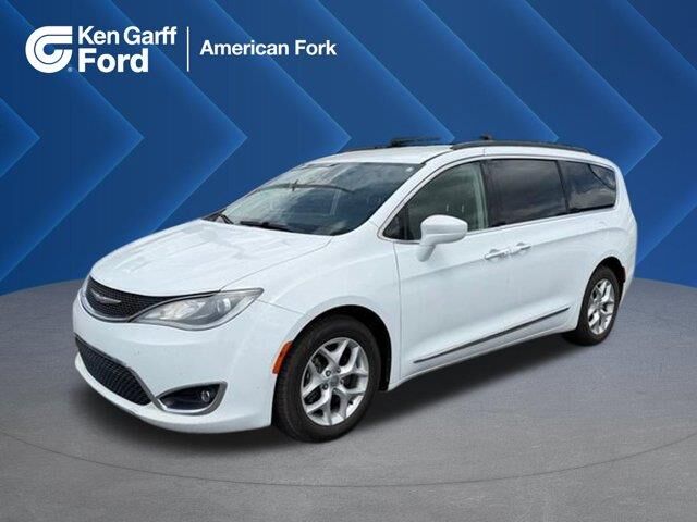 2017 Chrysler Pacifica Touring-L — photo 1 of 40