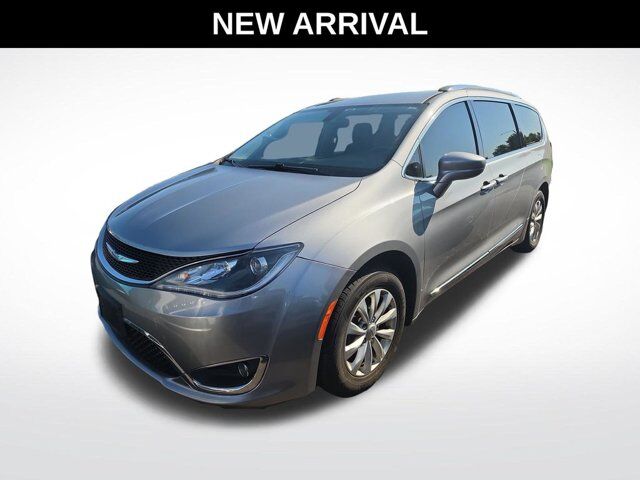 2019 Chrysler Pacifica Touring L — photo 1 of 6