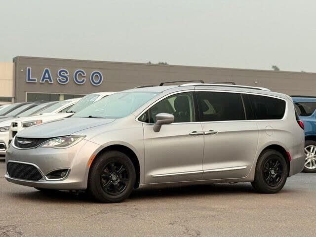 2019 Chrysler Pacifica Touring L — photo 1 of 14