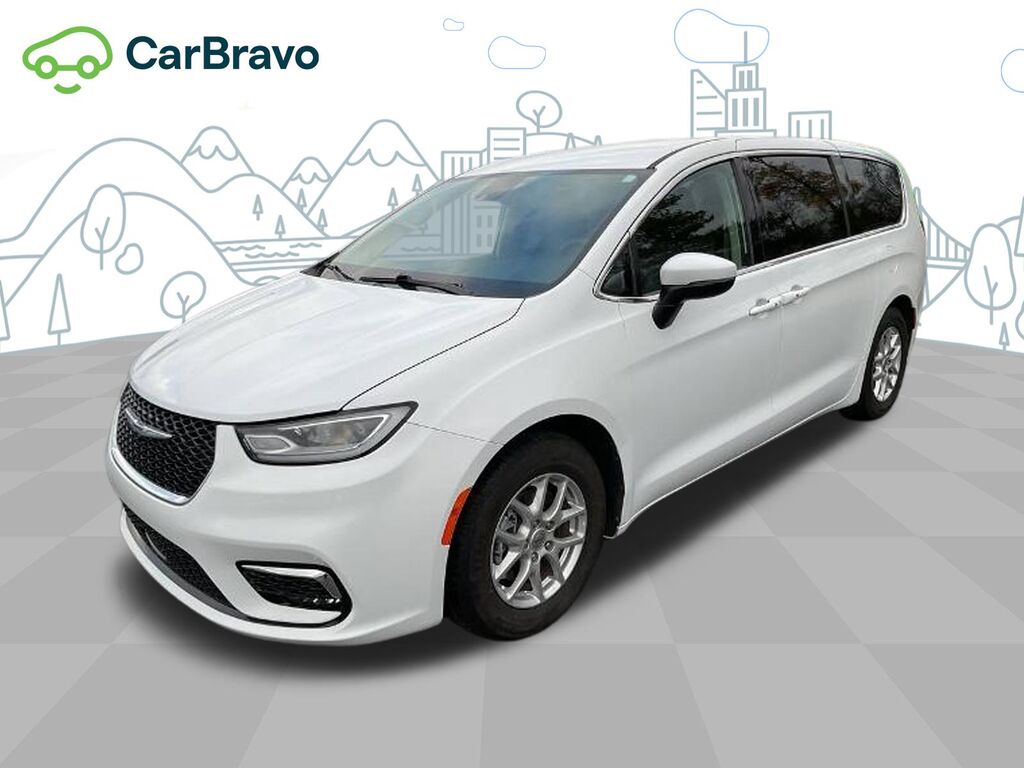 2023 Chrysler Pacifica Touring L — photo 1 of 6