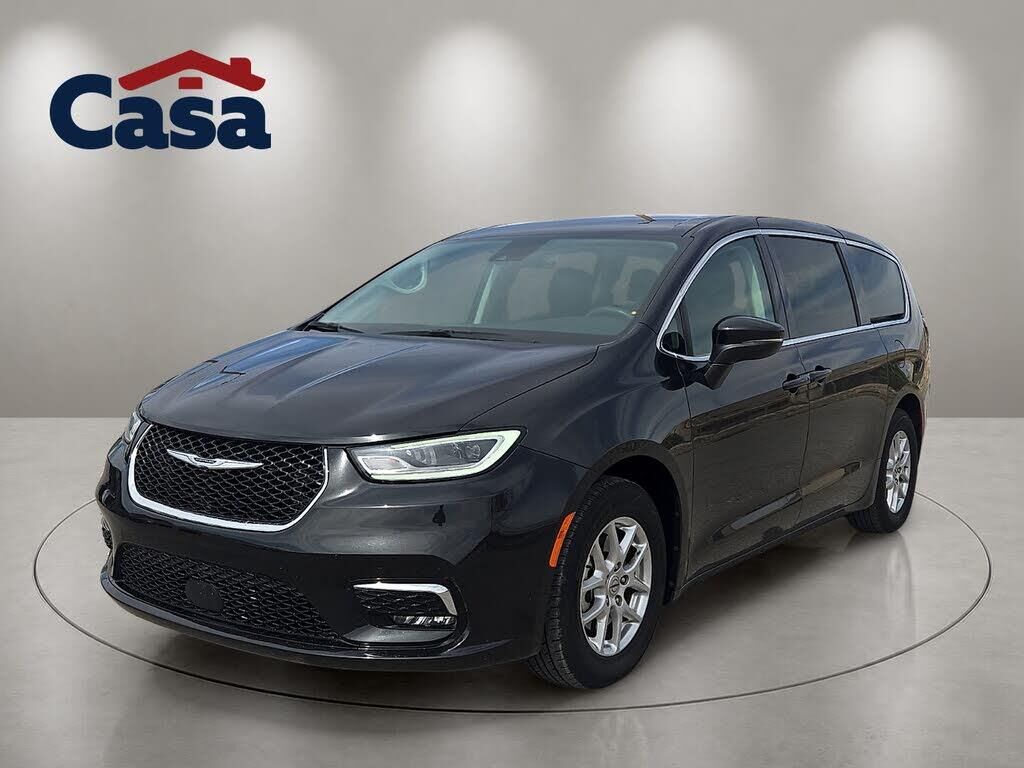 2023 Chrysler Pacifica Touring L — photo 1 of 1