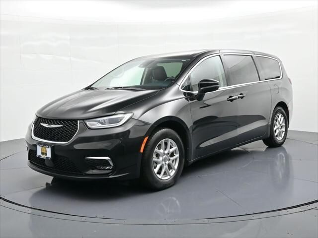 2023 Chrysler Pacifica Touring L — photo 1 of 12