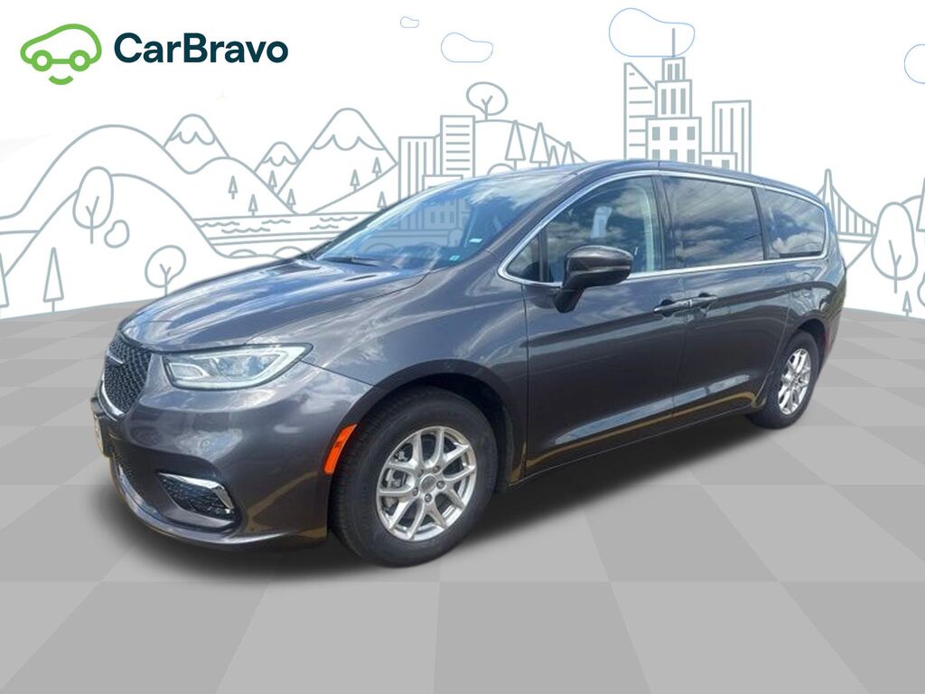 2023 Chrysler Pacifica Touring L — photo 1 of 5