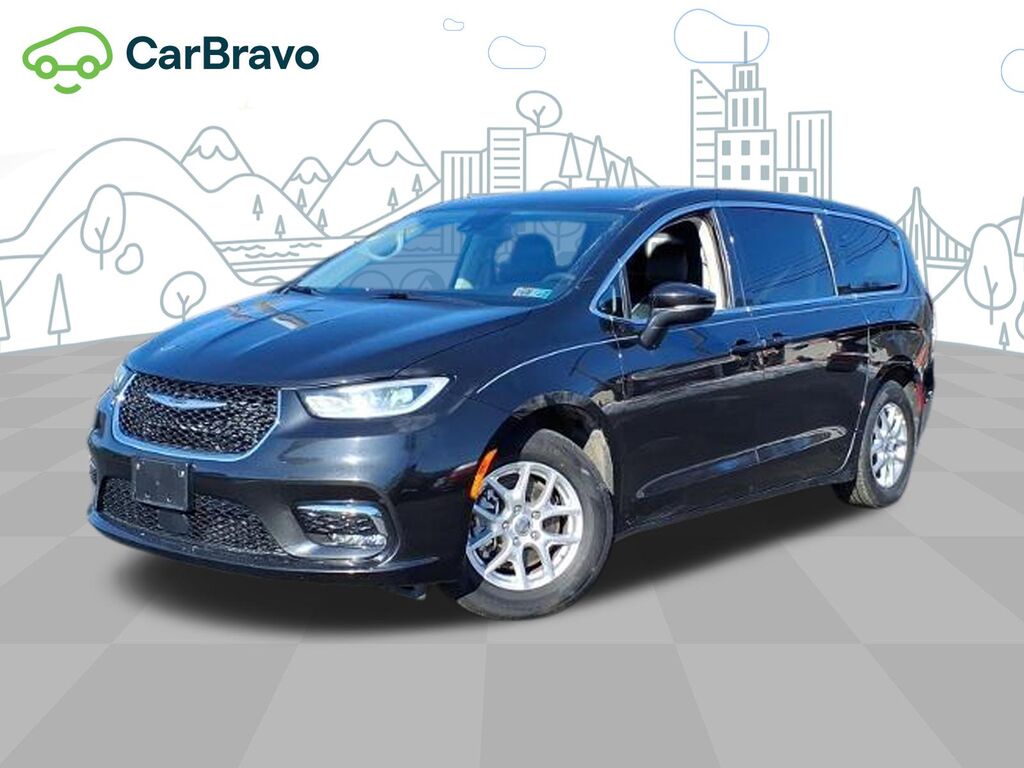 2023 Chrysler Pacifica Touring L — photo 1 of 6