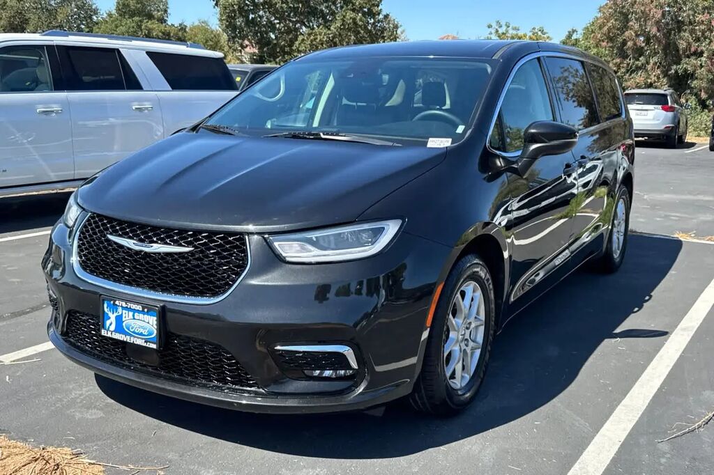 2023 Chrysler Pacifica Touring L — photo 1 of 14