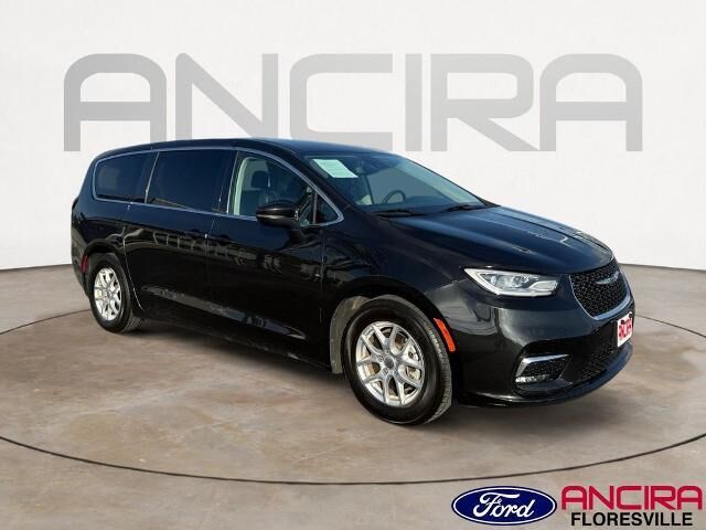 2023 Chrysler Pacifica Touring L — photo 1 of 26