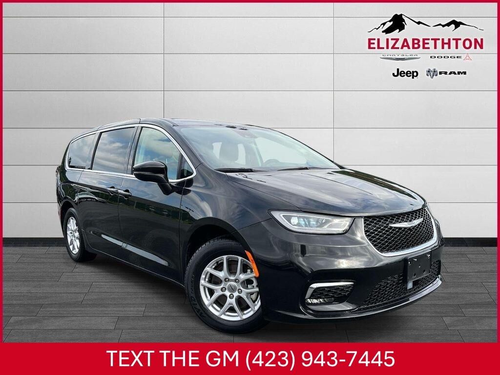 2023 Chrysler Pacifica Touring L — photo 1 of 13