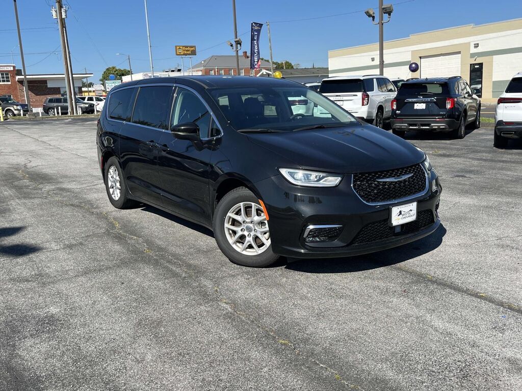 2023 Chrysler Pacifica Touring L — photo 1 of 13