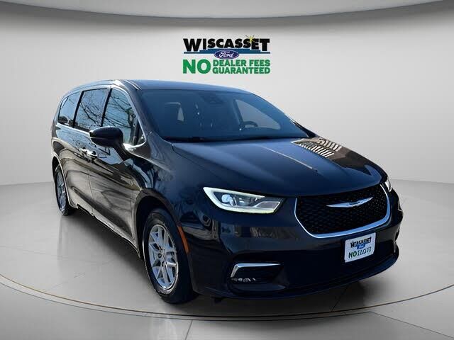 2024 Chrysler Pacifica Touring L — photo 1 of 2