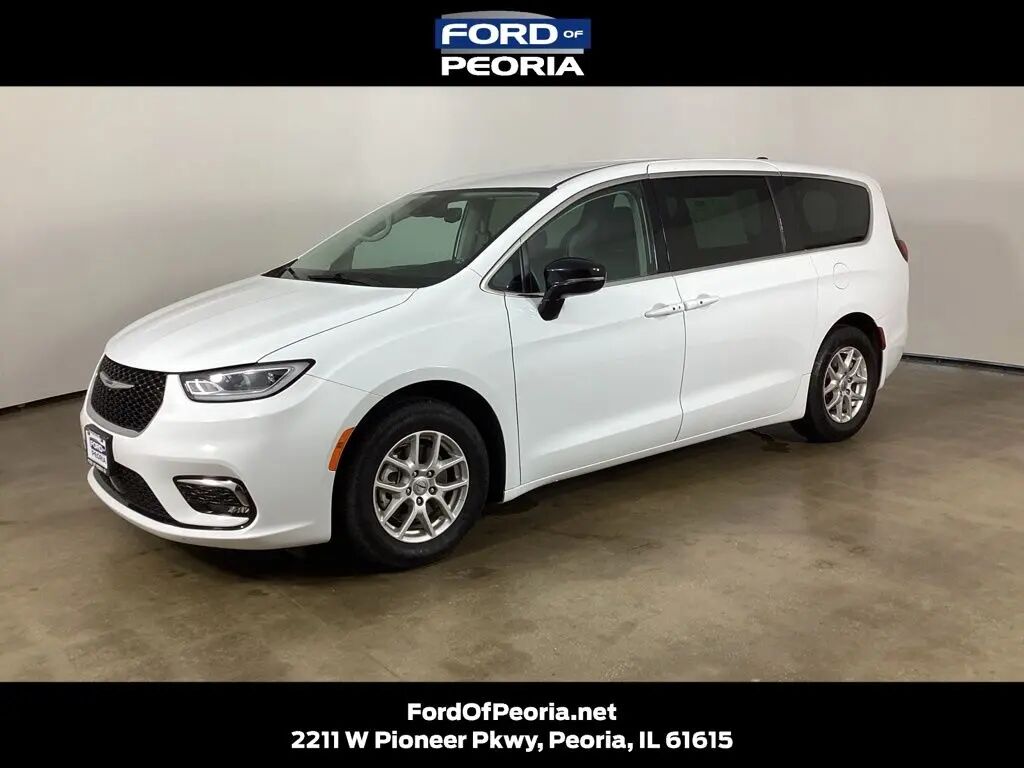 2024 Chrysler Pacifica Touring L — photo 1 of 13