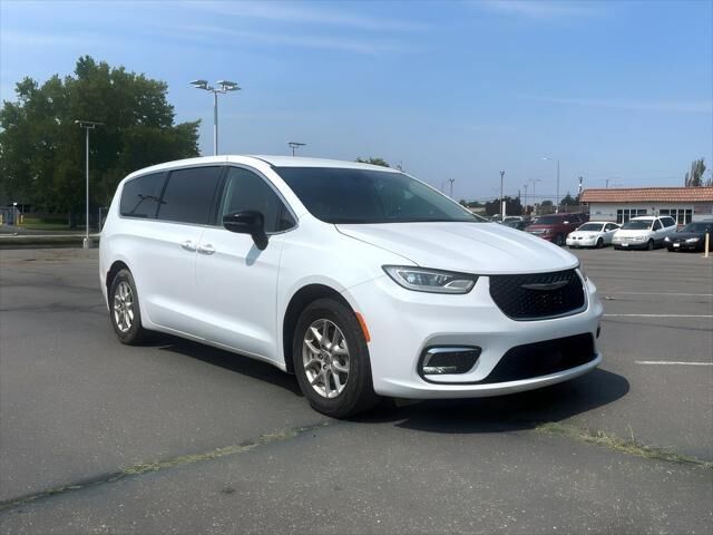2024 Chrysler Pacifica Touring L — photo 1 of 39