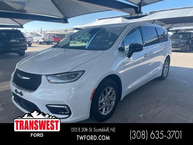 2024 Chrysler Pacifica Touring L — photo 1 of 27