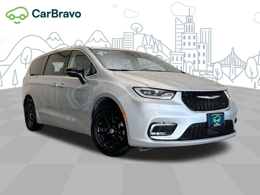 2024 Chrysler Pacifica Touring L — photo 1 of 5
