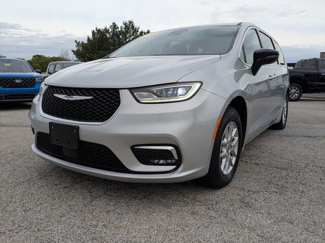 2024 Chrysler Pacifica Touring L — photo 1 of 25
