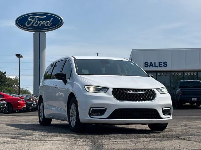 2024 Chrysler Pacifica Touring L — photo 1 of 26