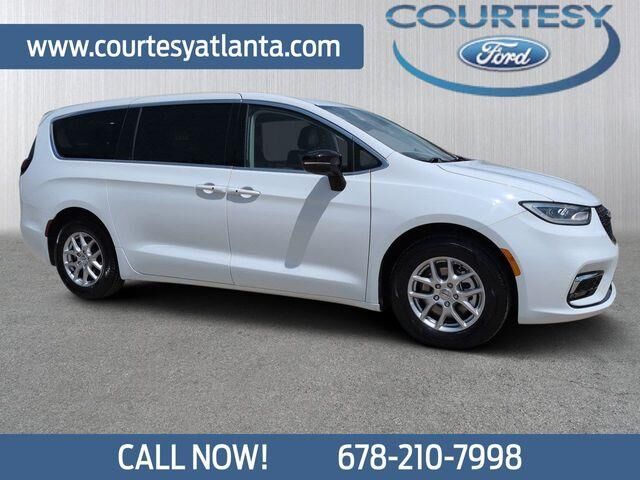 2024 Chrysler Pacifica Touring L — photo 1 of 26
