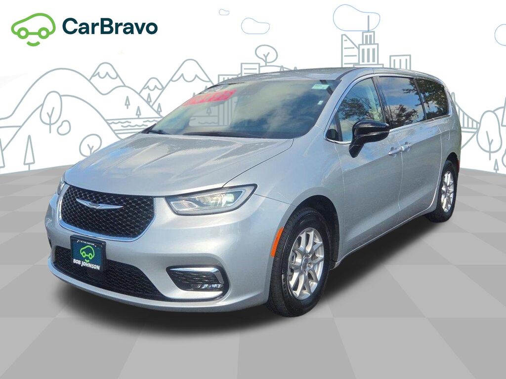 2024 Chrysler Pacifica Touring L — photo 1 of 7