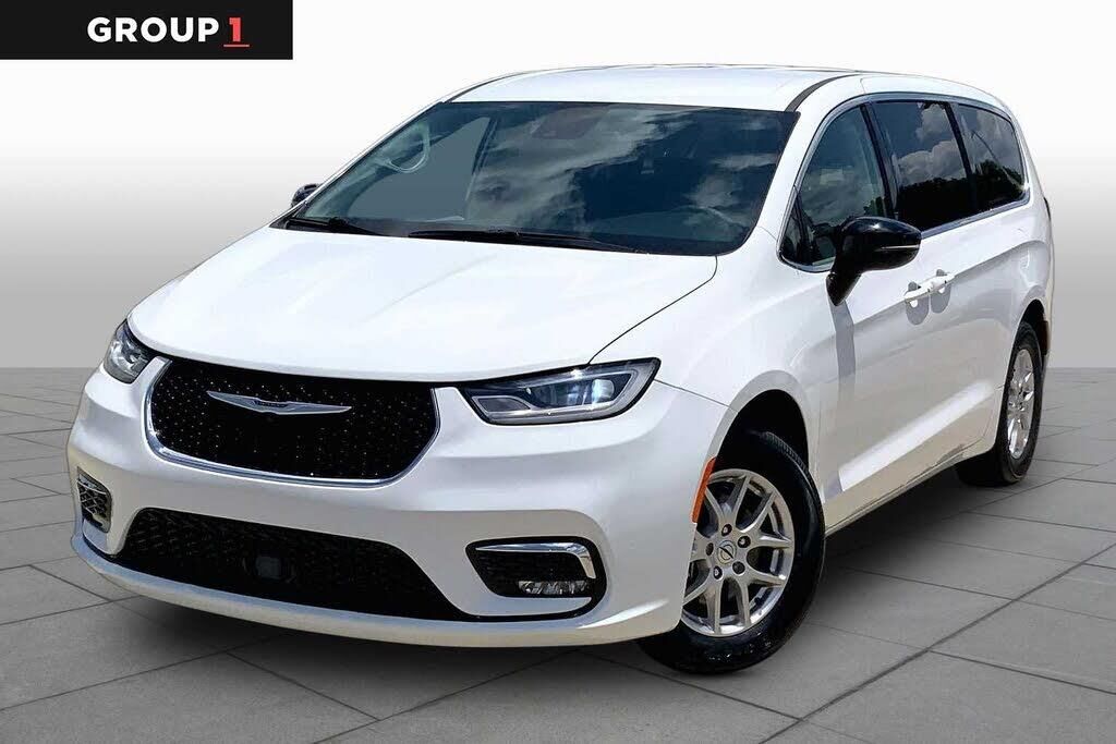 2024 Chrysler Pacifica Touring L — photo 1 of 1