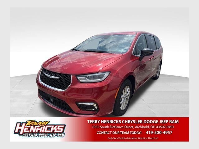 2024 Chrysler Pacifica Touring L — photo 1 of 12