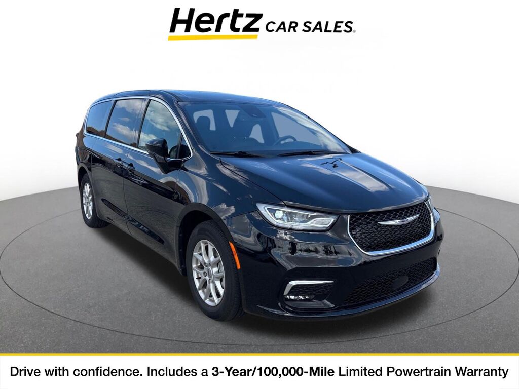 2025 Chrysler Pacifica Select — photo 1 of 11