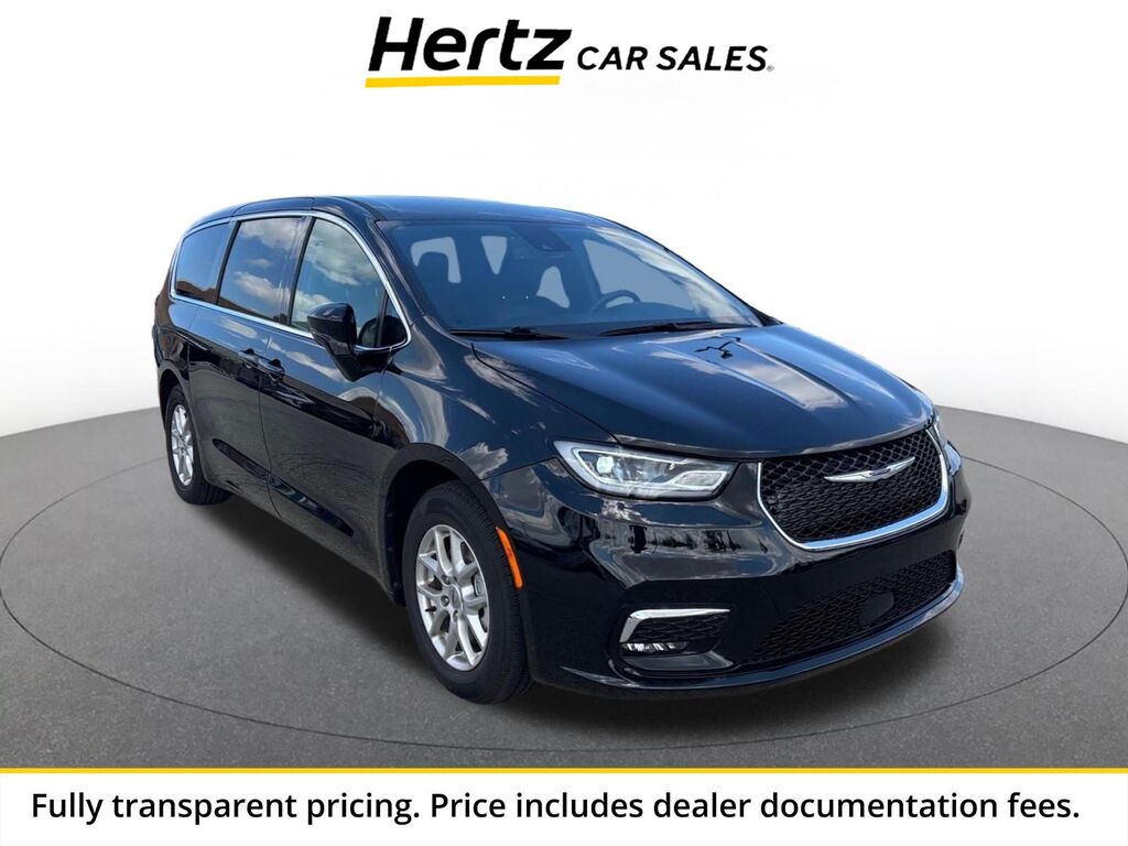 2025 Chrysler Pacifica Select — photo 1 of 13
