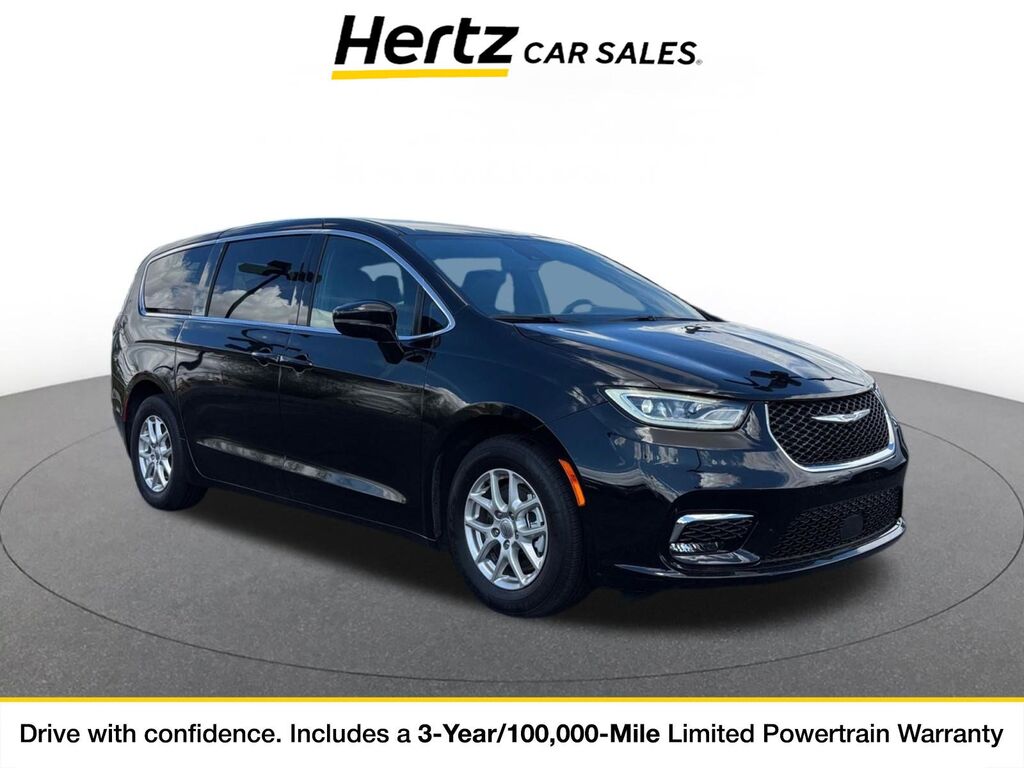 2025 Chrysler Pacifica Select — photo 1 of 11