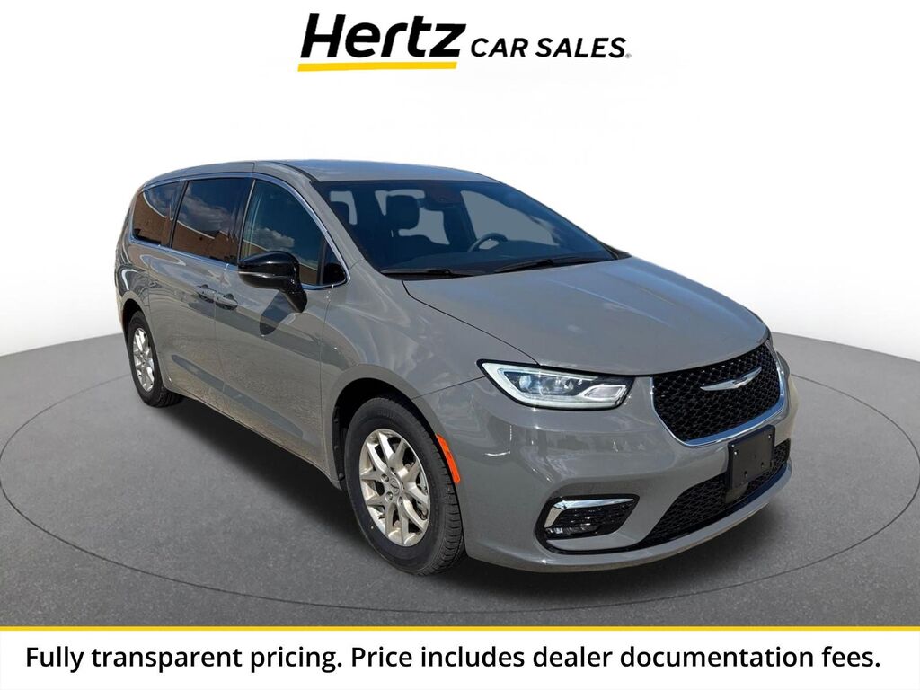 2025 Chrysler Pacifica Select — photo 1 of 13
