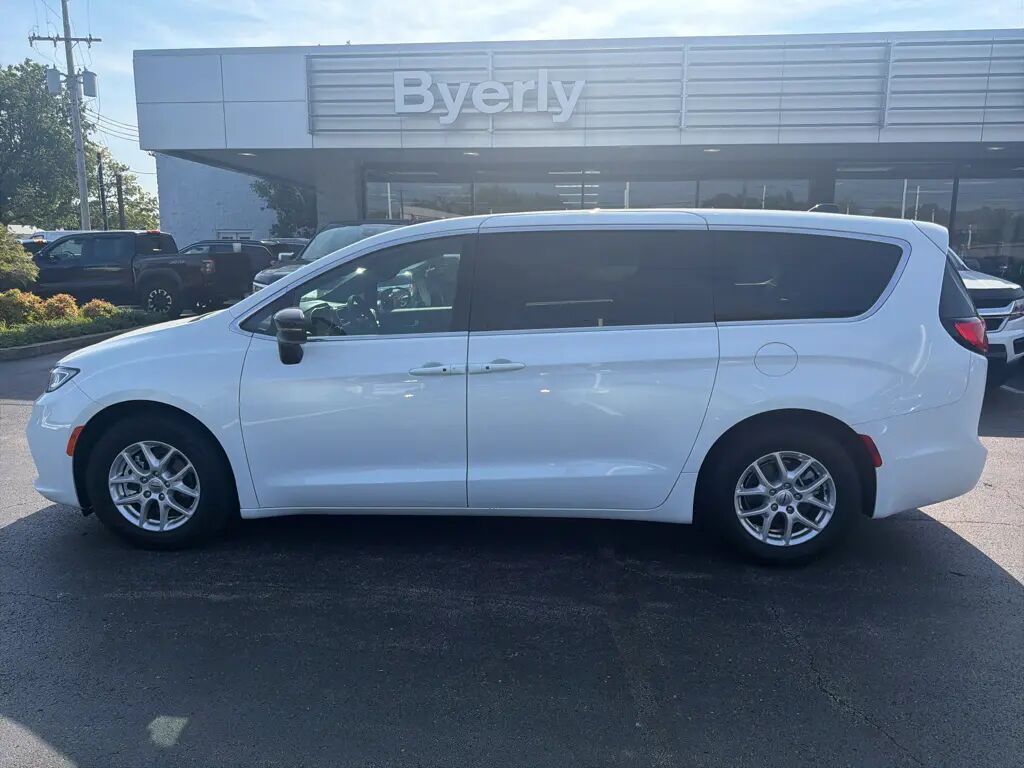 2025 Chrysler Pacifica Select — photo 1 of 13