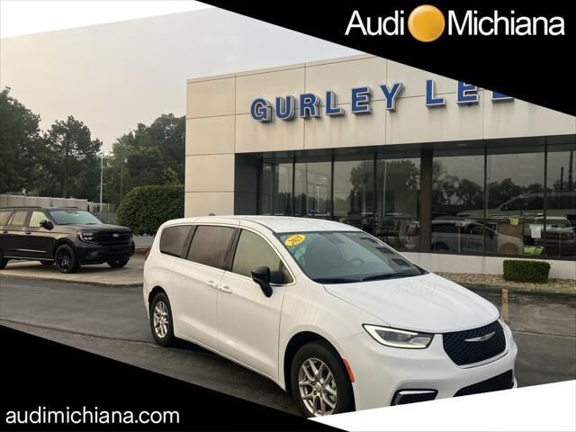 2025 Chrysler Pacifica Select — photo 1 of 39