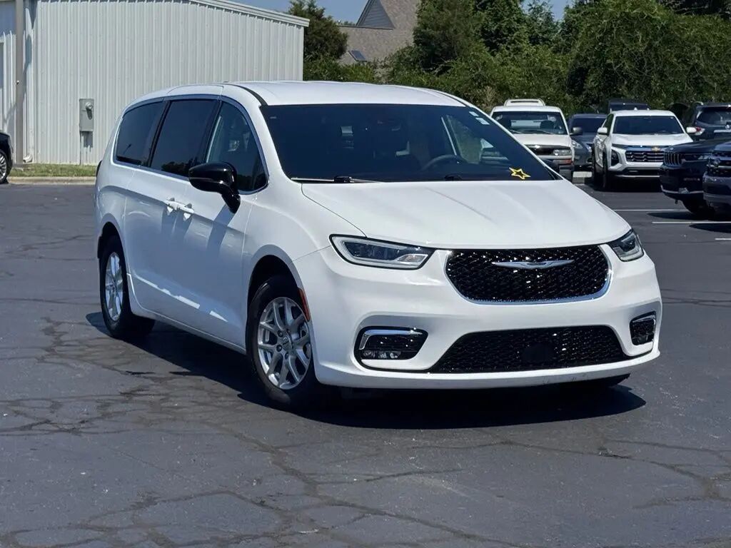 2025 Chrysler Pacifica Select — photo 1 of 13