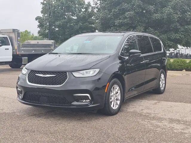 2025 Chrysler Pacifica Select — photo 1 of 66