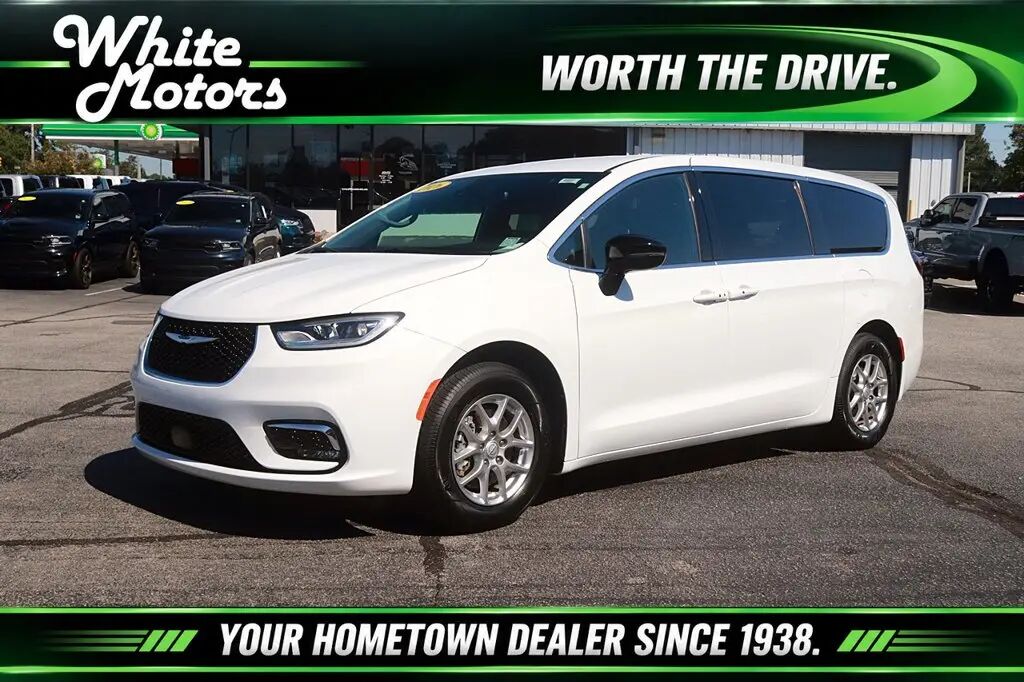 2026 Chrysler Pacifica Select — photo 1 of 13