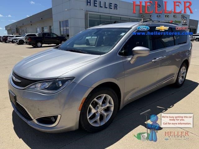 2017 Chrysler Pacifica Touring-L — photo 1 of 26