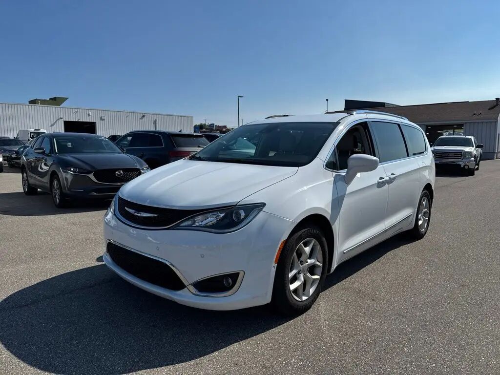 2019 Chrysler Pacifica Touring L — photo 1 of 31