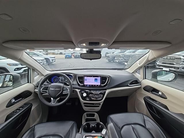 2023 Chrysler Pacifica Touring L — photo 1 of 24