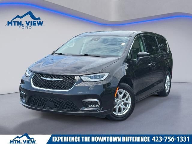 2023 Chrysler Pacifica Touring L — photo 1 of 12