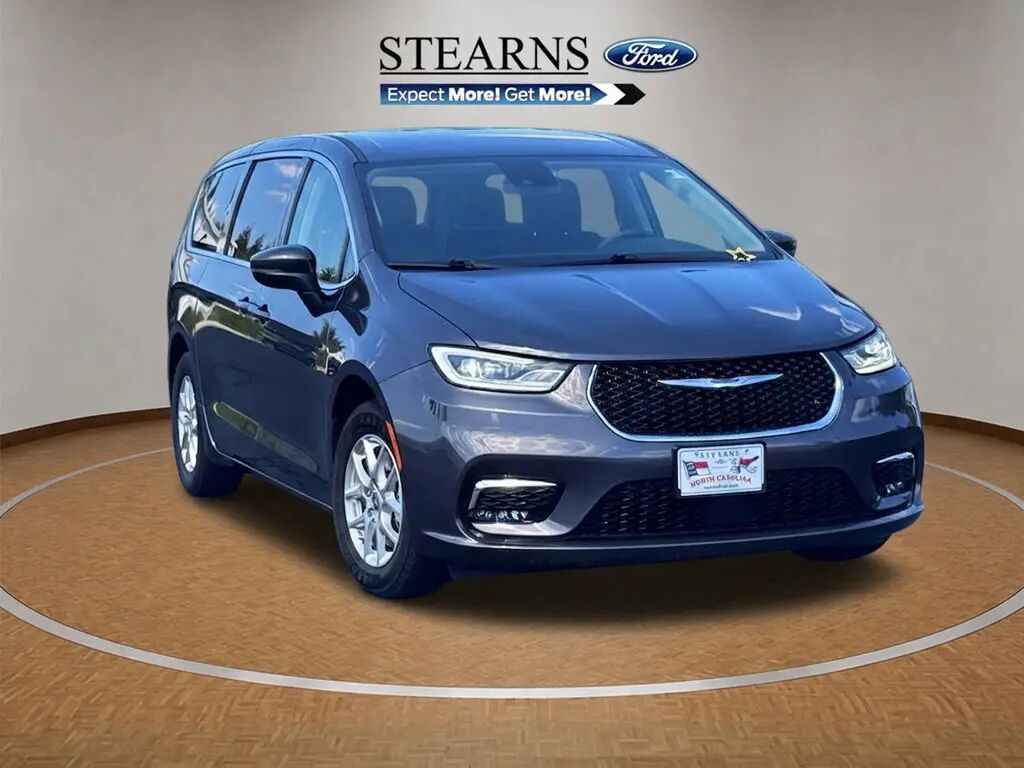 2023 Chrysler Pacifica Touring L — photo 1 of 13