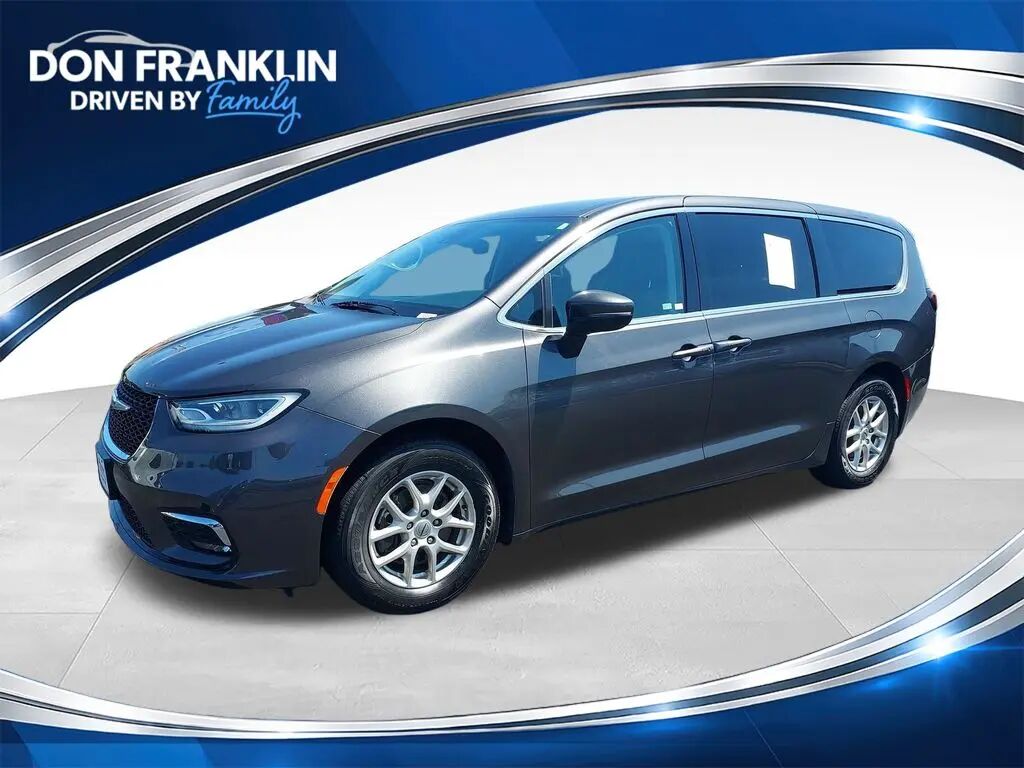 2023 Chrysler Pacifica Touring L — photo 1 of 16