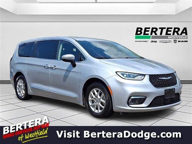 2023 Chrysler Pacifica Touring L — photo 1 of 26
