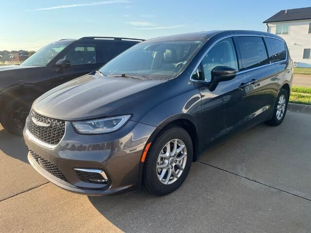 2023 Chrysler Pacifica Touring L — photo 1 of 39