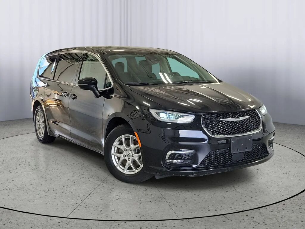 2023 Chrysler Pacifica Touring L — photo 1 of 13