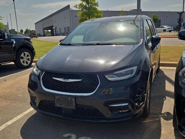 2023 Chrysler Pacifica Touring L — photo 1 of 10