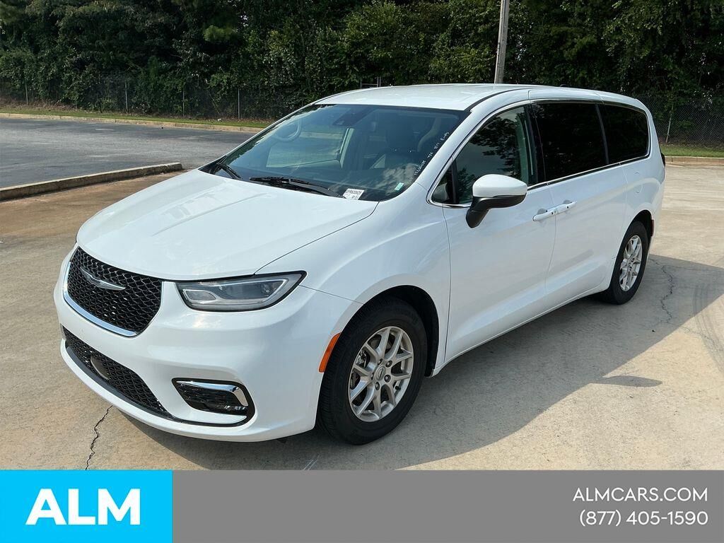 2023 Chrysler Pacifica Touring L — photo 1 of 12