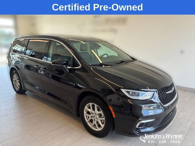 2023 Chrysler Pacifica Touring L — photo 1 of 26