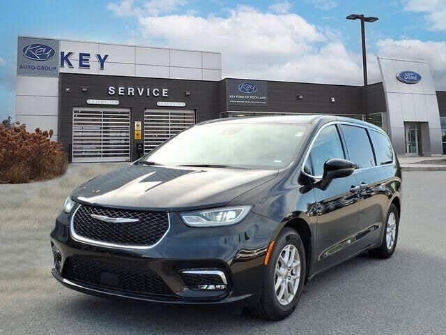 2023 Chrysler Pacifica Touring L — photo 1 of 1