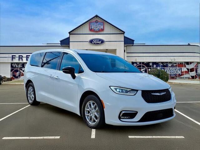 2024 Chrysler Pacifica Touring L — photo 1 of 13