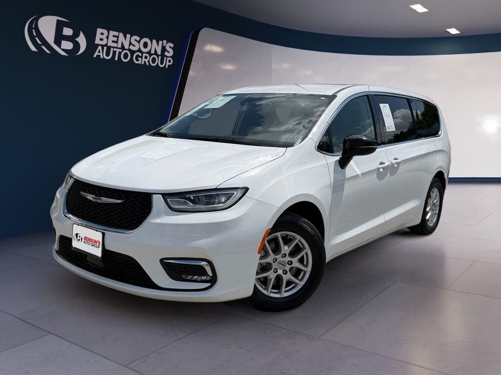 2024 Chrysler Pacifica Touring L — photo 1 of 13