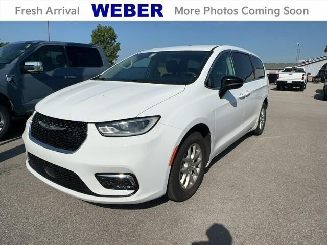 2024 Chrysler Pacifica Touring L — photo 1 of 38